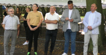 Kobieta i czterej mężczyźni stoją obok siebie
