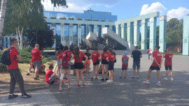 Grupa młodych osób podczas zwiedzania Warszawy