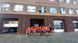 Grupa Młodych osób przed budynkiem Szkoły Głównej Służby Pożarniczej w Warszawie 