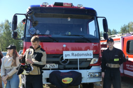 Wóz strażacki i strażacy 