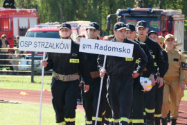 Strażacy OSP wchodzą na murawę stadionu