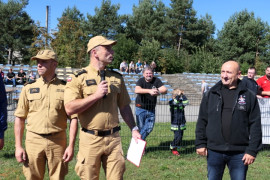 Trzech mężczyzn na murawie stadionu