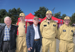 Pięciu mężczyzn stoi obok siebie