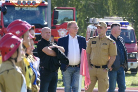 Grupa osób podczas zawodów strażackich 