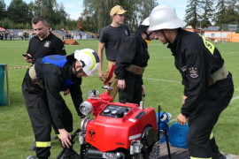 Druhowie przeglądają sprzęt strażacki 