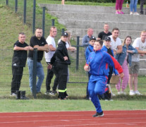 Chłopiec podczas zawodów sprawnościowych 