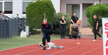 Chłopiec w trakcie wykonywania konkurencji sprawnościowej 