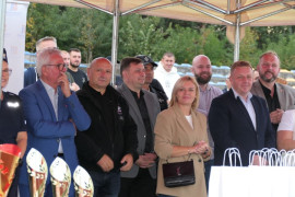 Grupa osób stojąca obok siebie w szeregu 