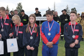 Młodzi ludzi z medalami na piesiach 