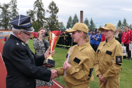 Moment wręczania pucharu