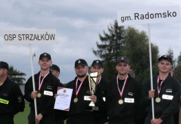 Grupa mężczyzn stojąca obok siebie na murawie boiska 