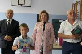 Kobieta, dwaj mężczyźni i wyróżniony przez nich chłopiec