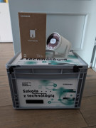 Projektor stoi na pudełku 