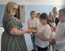 Moment wręczania dyplomu. 