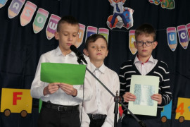 Trzej chłopcy - uczniowie PSP w Dziepołci podczas akademii 