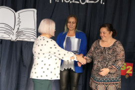 Dyrektor PSP w Dziepółci gratuluje nagrodzonym pracownikom szkoły