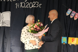 Moment wręczana bukietu kwiatów przez wójta Gminy Radomsko dyrektor szkoły w Dziepółci 