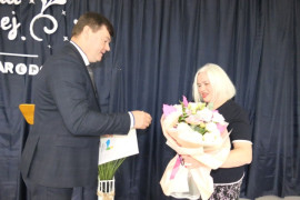Moment wręczania gratulacji