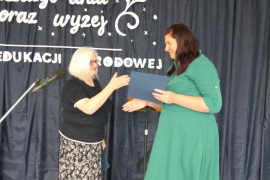 Moment wręczania listu gratulacyjnego 
