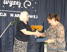 Moment wręczania listu gratulacyjnego