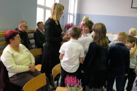 Dzieci z okazji Dnia Nauczyciela wręczają kwiaty