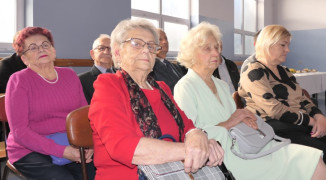 Grupa osób siedząca obok siebie