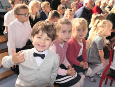 Grupa dzieci siedząca obok siebie