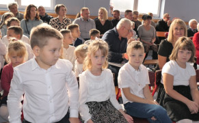 Grupa dzieci siedząca obok siebie