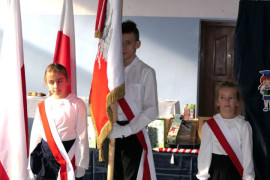 Poczet sztandarowy, w skład którego wchodzą uczniowie szkoły 