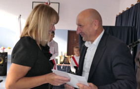 Kobieta i mężczyzna. Mężczyzna gratuluje kobiecie