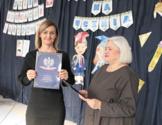 Dwie kobiety. Jedna z nich trzyma w ręku dokumenty