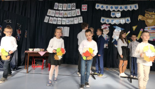 Uczniowie biorący udział w akademii szkolnej 