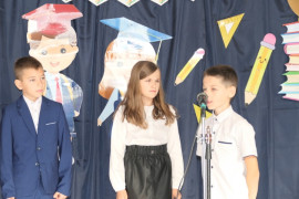 Dziewczynka i dwóch chłopców. Uczestnicy szkolnej akademii 