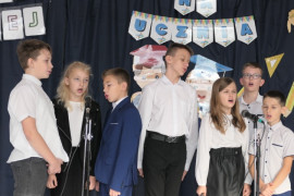 Grupa dzieci biorąca udział w szkolnej akademii 