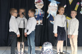 Grupa dzieci - uczestnicy szkolnej akademii 