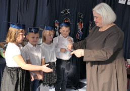 Moment wręczania uczniom dyplomów