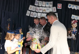 Moment wręczania dzieciom prezentów