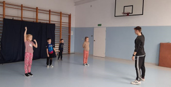 Dzieci podczas nauki tańca