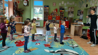 Dzieci podczas nauki tańca