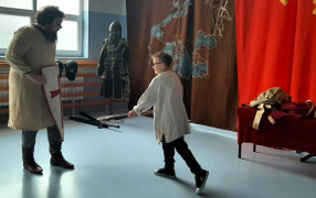 Pokazowa walka.  Widoczny rycerz i mały chłopiec. 