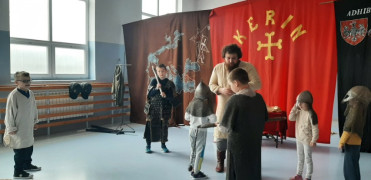 Pokazowa lekcja historii dotycząca czasów pierwszych Piastów. Uczestnicy ubrani są w historyczne stroje 