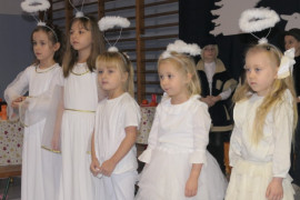 Dziewczynki w białych strojach