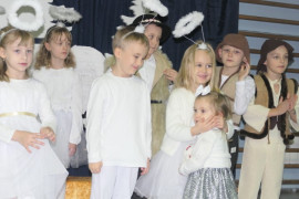 Grupa uśmiechniętych dzieci 
