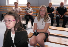 Dwie dziewczynki siedzą na ławce 