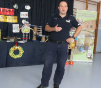Policjant przeprowadza prelekcję 
