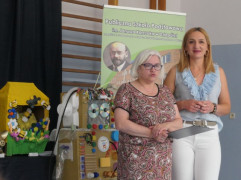 Dwie kobiety stoją obok siebie