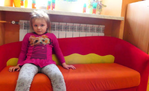 Mała dziewczynka na sofie 