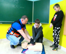 Ratownik medyczny tłumaczy uczniom PSP w Dziepółci zasady udzielania pierwszej pomocy 