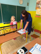 Nauczycielka podczas prowadzenia zajęć z matematyki 