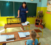 Nauczycielka podczas prowadzenia dodatkowych zajęć z matematyki 
